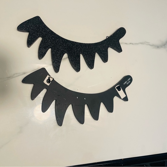 Wall Lash Decor - Picture 3 of 3